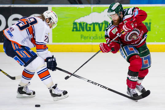 Frölundas Robin Figren dribblar bort Växjös Ville Leino