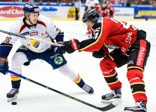Djurgårdens Philip Holm och Luleås Johan Harju
