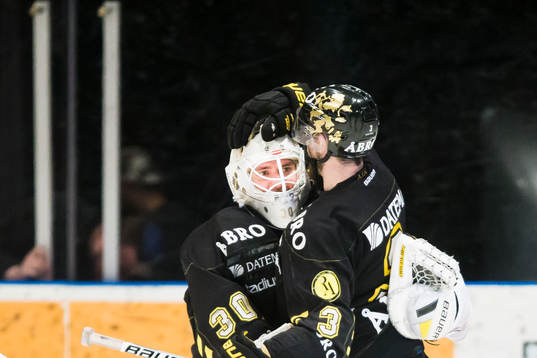 s målvakt Gustaf Lindvall jublar med Markus Lauridsen