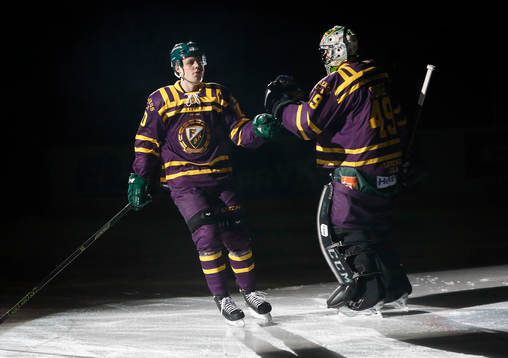 Färjestads Joel Eriksson Ek  och målvakt Justin Pogge vid