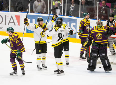 Brynäs Nick Johnson gör mål 0-1 och jublar