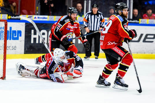 Luleås målvakt Filip Gustafsson ramlar bakom eget mål