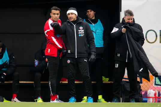 Helsingborgs manager Henrik Larsson instruerar Matthew