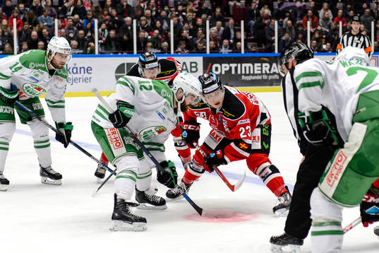 Rögles Jack Connolly tekar mot Malmö Redhawks Christoffer