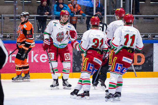 Modos Oscar Hedman har gjort 1-0 till Modo och jublar