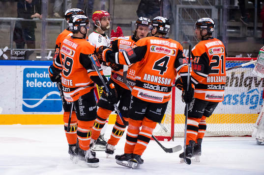 Karlskronas Joachim Rohdin har gjort 1-2 och jublar