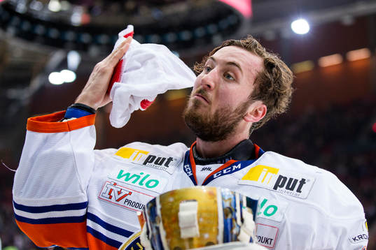 Växjös målvakt Stefan Steen torkar ansiktet