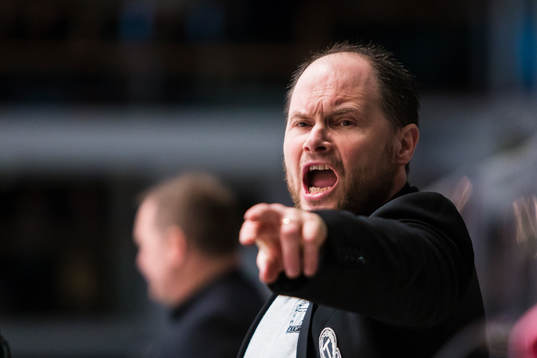 Tingsryds assisterande tränare Larry Pilut reagerar