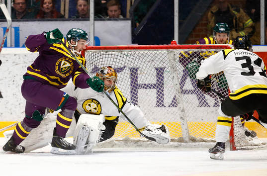 Färjestads John Persson och Brynäs målvakt Bernhard