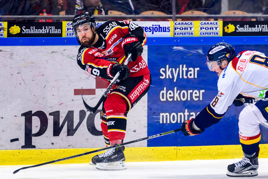 Luleås Jacob Lagacé jagas av Djurgårdens Mikko Lehtonen