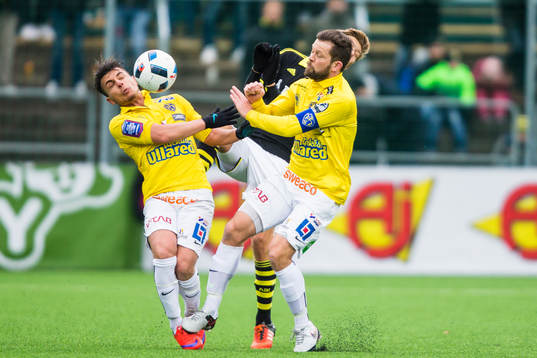 Falkenbergs Kamal Mustafa och David Svensson i kamp om