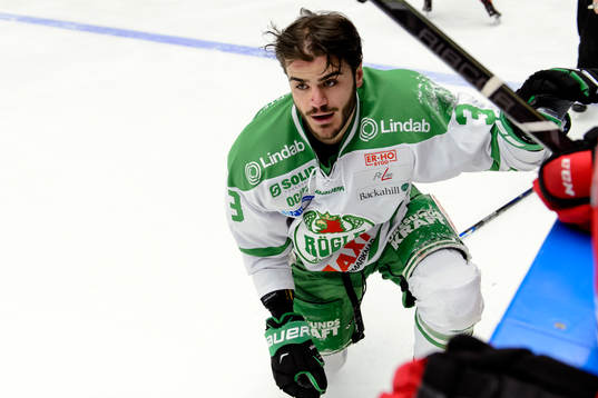 Rögles Almen Bibic har tappat hjälmen