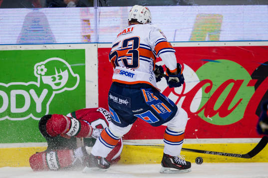 Frölundas Spencer Abbott får en tackling in i sargen