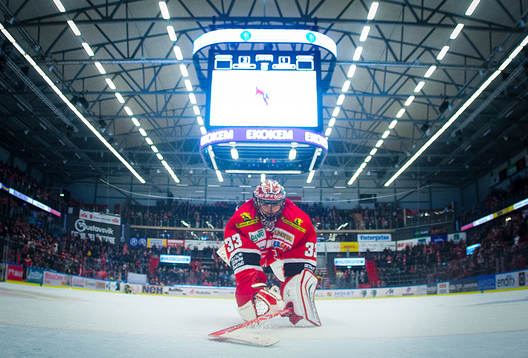 Örebros målvakt Julius Hudacek firar segern över