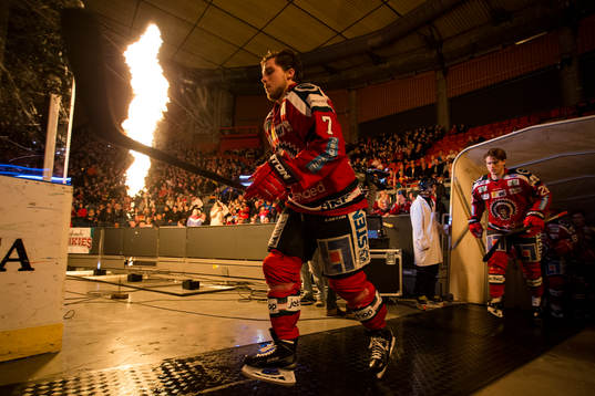 Frölundas Henrik Tömmernes på väg in till isen