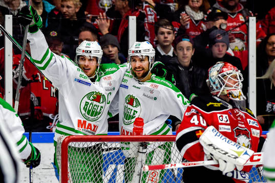 Rögles Christopher Liljewall och Ludvig Rensfeldt jublar