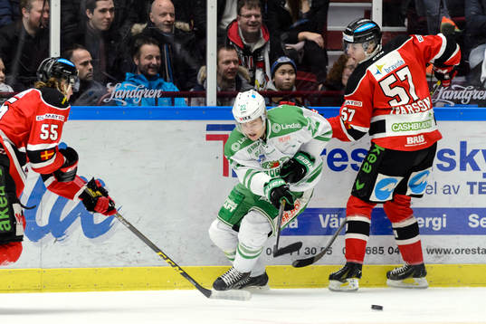 Rögles Sebastian Wännström (m) i kamp om pucken med
