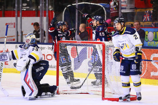 s Kristofer Berglund och målvakt Fredrik
