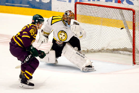 Färjestads Mikael Johansson gör 1-1 bakom Brynäs