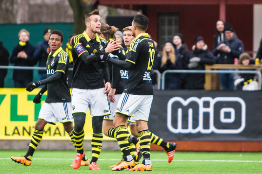 s Ahmed Yasin gratuleras av Fredrik Brustad