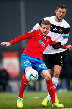 Helsingborgs Darijan Bojanić framför Örebros Robert
