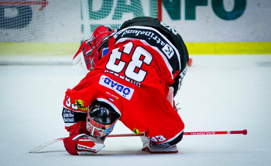Örebros målvakt Julius Hudacek jublar med fansen