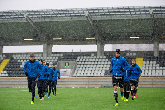 Halmstad värmer upp innan en fotbollsmatch i Svenska Cupen