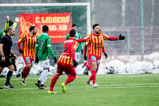 Syrianskas Bachir Katourgi har gjort 0-1 och jublar med