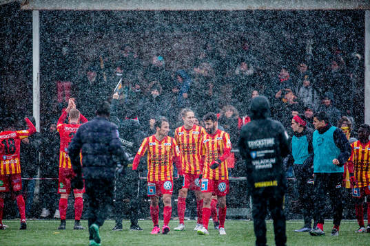 Syrianskas spelare jublar framför klacken