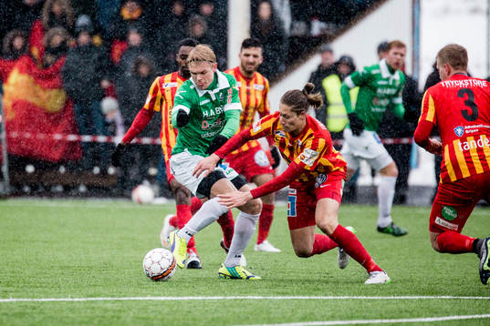 Ljungskiles Linus Tornblad och Syrianskas Felix Michel