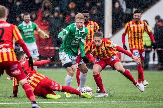 Ljungskiles Linus Tornblad och Syrianskas Felix Michel