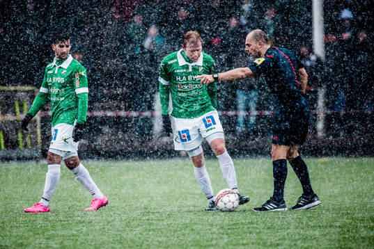 Domare Adnan Dukic visar Ljungskiles Hampus Andersson vart