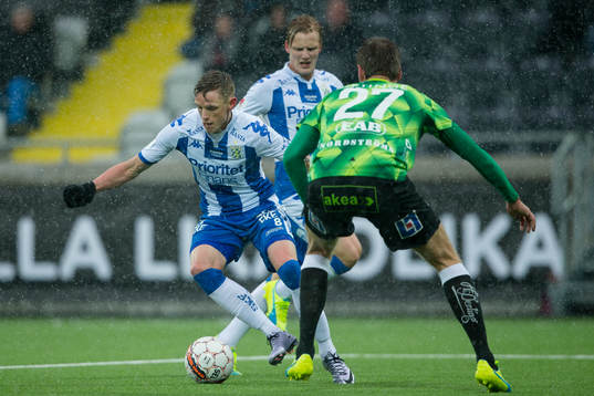IFK Göteborgs Sören Rieks mot Halmstads Marcus Johansson