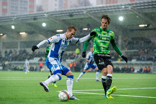 IFK Göteborgs Gustav Engvall spelar fram till Sören Rieks