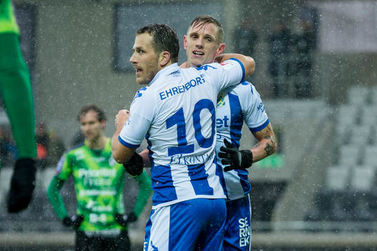 IFK Göteborgs Sören Rieks jublar och omfamnas av Tobias