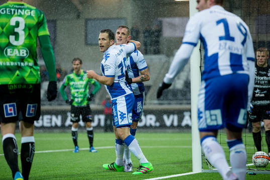 IFK Göteborgs Sören Rieks jublar och omfamnas av Tobias