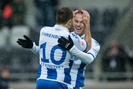 IFK Göteborgs Gustav Engvall jublar och omfamnas av Tobias