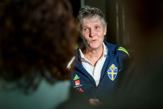 Sveriges förbundskapten Pia Sundhage blir intervjuad