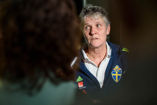 Sveriges förbundskapten Pia Sundhage blir intervjuad