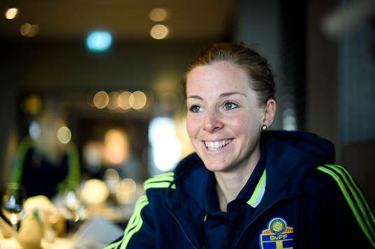 Sveriges Lotta Schelin blir intervjuad