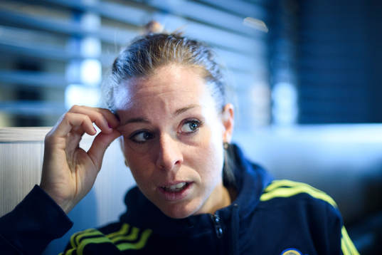 Sveriges Lotta Schelin blir intervjuad