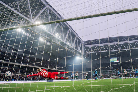 Djurgårdens målvakt Hampus Nilsson släpper in 1-2 av