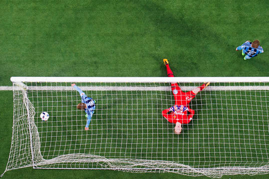 Djurgårdens Elliot Käck och målvakt Hampus Nilsson deppar