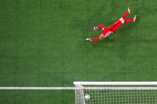 Djurgårdens målvakt Hampus Nilsson släpper in 1-2 av
