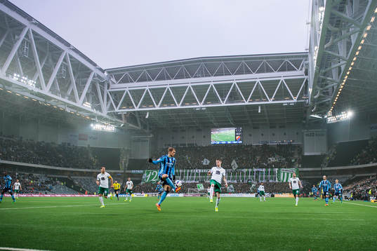 Djurgårdens Sebastian Andersson tar ner bollen på Tele2