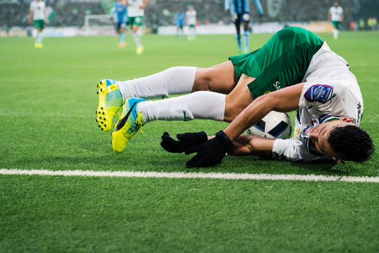 Hammarbys Alexssander Medeiros de Azeredo faller