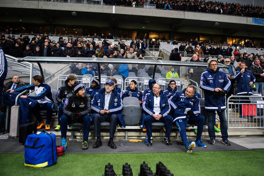 Djurgårdens tränare Per Olsson vid spelarbänken