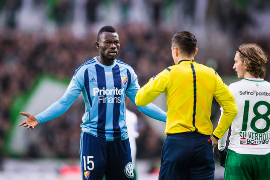 Djurgårdens Omar Colley reagerar mot domare Bojan Pandzic