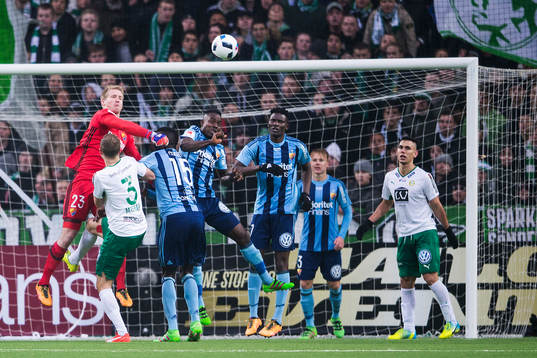 Djurgårdens målvakt Hampus Nilsson boxar undan en boll
