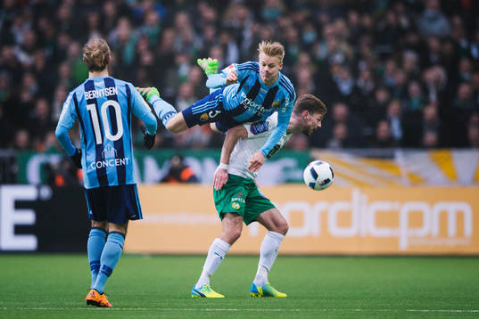 Djurgårdens Elliot Käck faller över Hammarbys Arnor